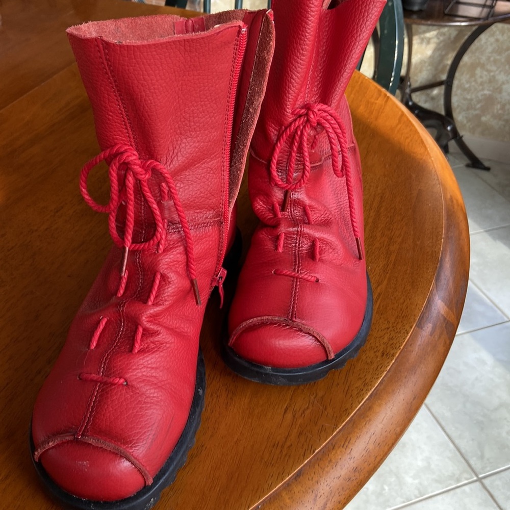 RED IS IN SEASON - Cute red booties. - Picture 2 of 5